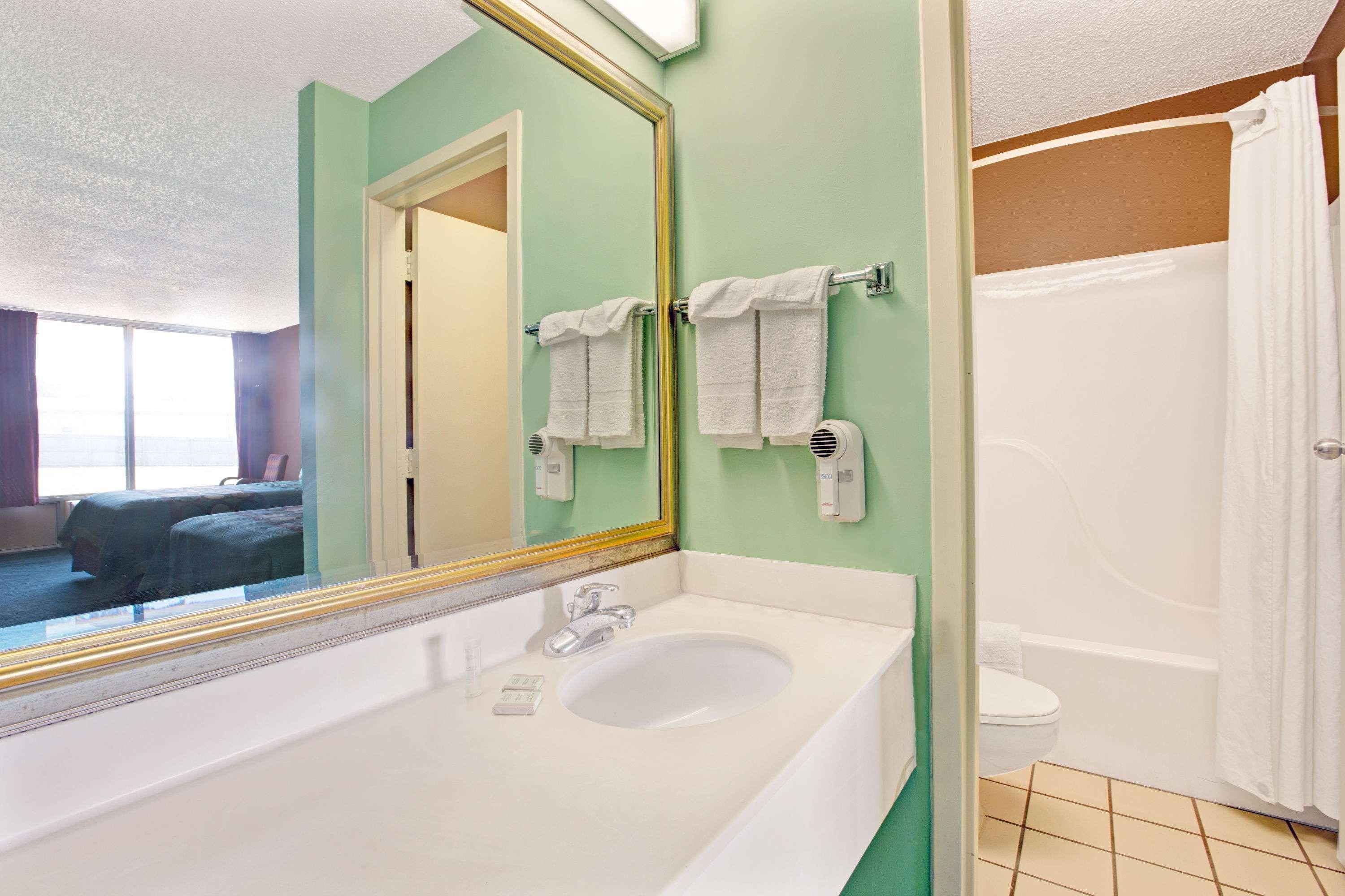 Super 8 By Wyndham Hotel 2*